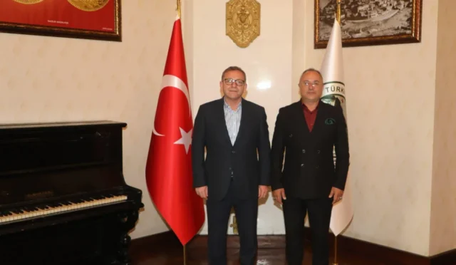 Abubekir Akbulak'ın Kars Valiliği'ndeki 29 yıllık hizmetinin ardından emekliliğini kutlayan bir fotoğrafı