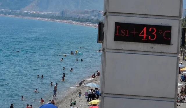 Antalya'da 43 derece sıcaklık, sahillerde yoğunluk
