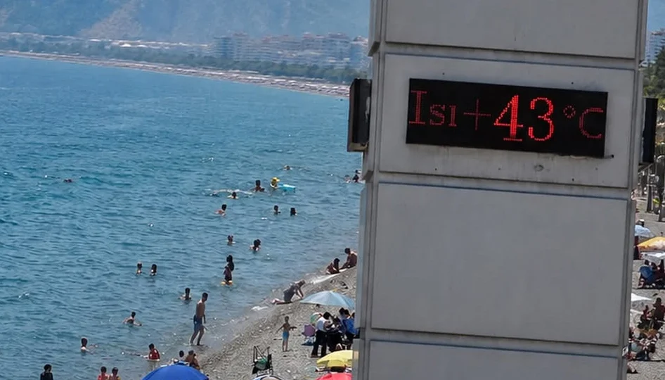 Antalya Kavruluyor: Termometreler 43 Dereceyi Gördü, Sahiller Tatilcilerle Doldu Taştı