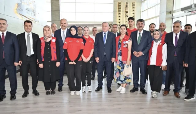 Gençlik ve Spor Bakanı Osman Aşkın Bak, Batman'da Petrolspor altyapı tesisleri için incelemelerde bulunuyor.