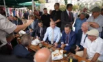Zafer Partisi Genel Başkanı Ümit Özdağ'ın Rize'nin Pazar ilçesinde esnafları ziyaretinden bir görüntü.