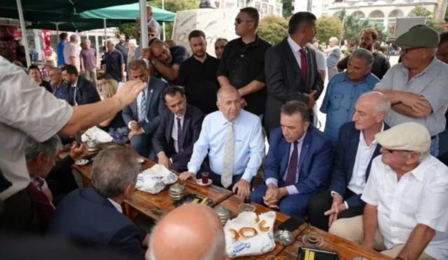 Zafer Partisi Genel Başkanı Ümit Özdağ'ın Rize'nin Pazar ilçesinde esnafları ziyaretinden bir görüntü.