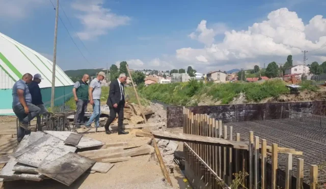 Sarıkamış'ta DSİ tarafından yürütülen taşkın kontrol projesi kapsamında dere yataklarında yapılan çalışmalar