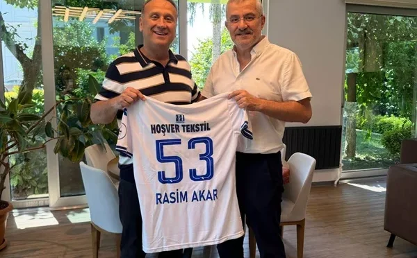 Pazarspor Kulüp Başkanı Recep Müftüoğlu'nun iş insanı Rasim Akar'ı ziyareti sırasında çekilmiş bir fotoğraf.