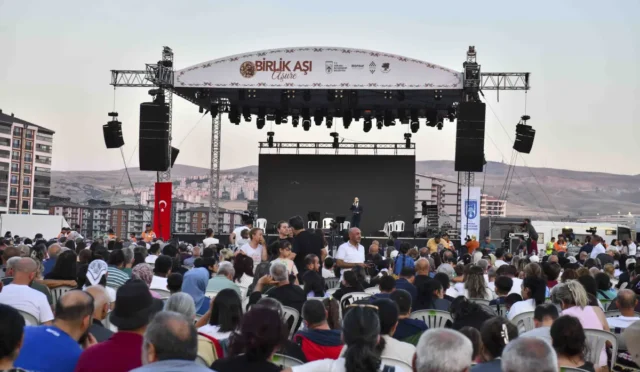 Ankara'da düzenlenen 'Birlik Aşı: Aşure' etkinliğinde vatandaşlara aşure ikramı yapılıyor.