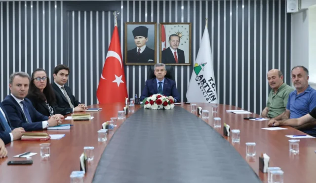 Artvin Valisi Mustafa Yılmaz, muhtarlarla bir toplantı yaparak köylerin sorunlarını ve taleplerini dinliyor.