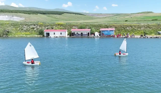 Kars'ta Çıldır Gölü'nde yelken eğitimi alan genç sporcular