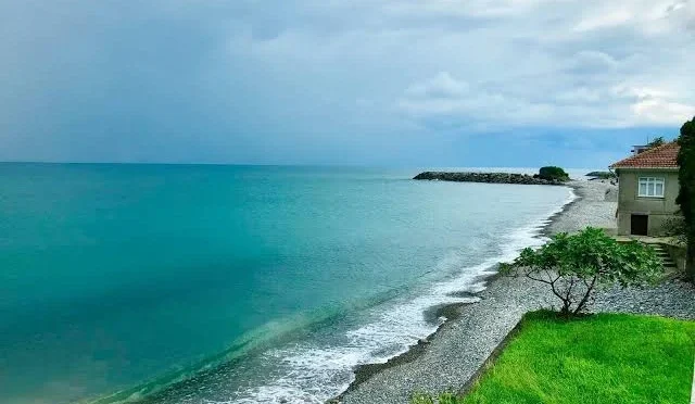 Tekirdağ Saray ilçesinde deniz girişinin yasaklandığını gösteren uyarı tabelası