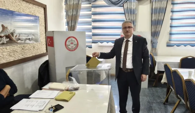 Sağlık-Sen Kırıkkale Şubesi 8. Olağan Genel Kurulu'nda Recep Akdoğan'ın yeniden başkan seçilmesini gösteren görsel.