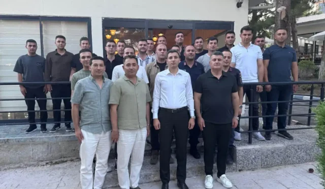 Güdül Kaymakamı Naim Akar, yeni görev yerlerine atanan Jandarma personeliyle vedalaşıyor.