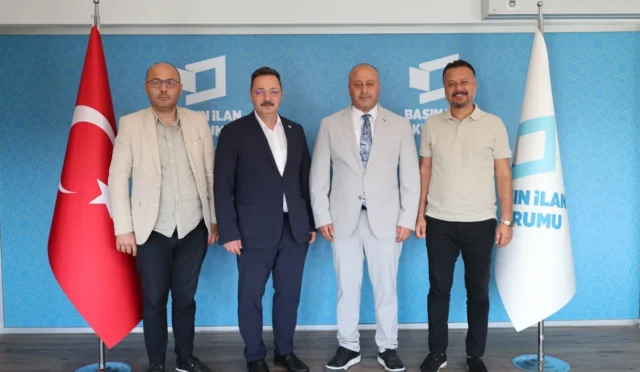 TİMBİR heyeti, Basın İlan Kurumu Ankara Bölge Müdürü Atakan Çelik'i ziyaret etti, internet medyasının geleceği konuşuldu.