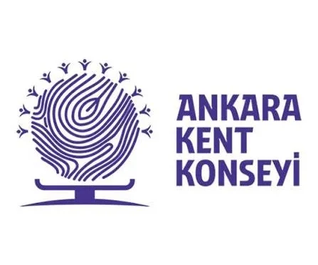 Ankara Kent Konseyi Başkanı Halil İbrahim Yılmaz, şiddetin kabul edilemez olduğunu belirten bir açıklama yapıyor.