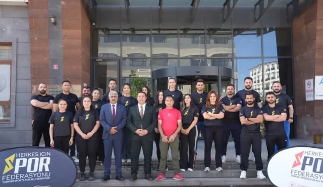 Kars'ta düzenlenen antrenörlük eğitim programı katılımcıları