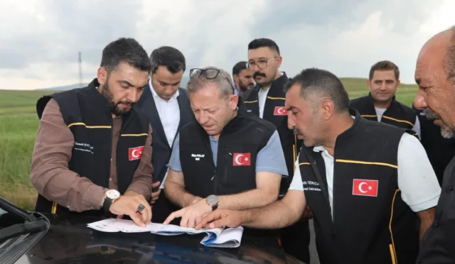 Kars Valisi Ziya Polat, Selim ilçesindeki asfalt çalışmalarını yerinde inceliyor.