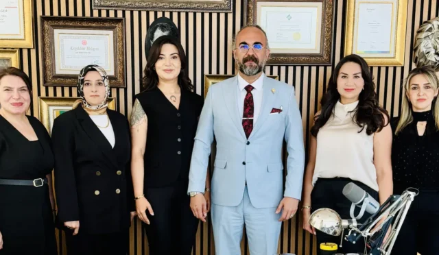 Sivas Okuyan Kadınlar Derneği üyeleri, MÜSİAD Sivas Başkan Yardımcısı Mehmet Erdem Tokuş'u ziyaret ediyor.