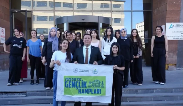 Kars'tan Ahi Evran Doğa Kampı'na uğurlanan gençler