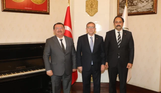 Kars Valisi Ziya Polat, Şavşat Kaymakamı Alperen Cebeci ve Belediye Başkanı Durmuş Aydın ile bir araya geldi.