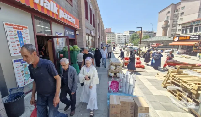Erzurum Gürcükapı Çarşısı'nda zabıta denetimi sonrası yeniden işgal edilen kaldırımlar