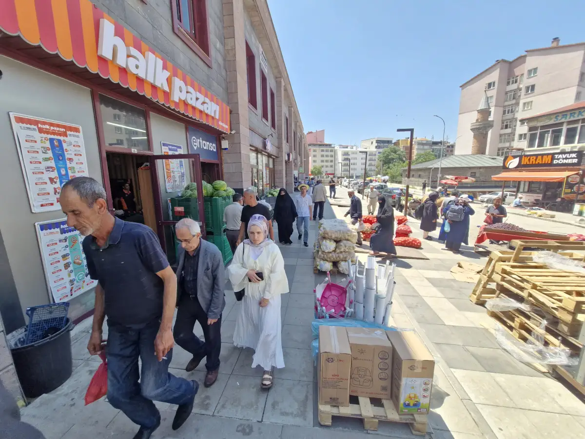 Erzurum’da Kaldırım İşgali Tehlikesi: Zabıta Denetimi Sonrası Esnaf Kaldırımları Yeniden Doldurdu