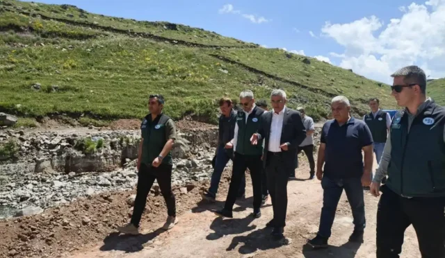 DSİ heyeti Ardahan'da devam eden baraj ve taşkın kontrol projelerini yerinde inceliyor.