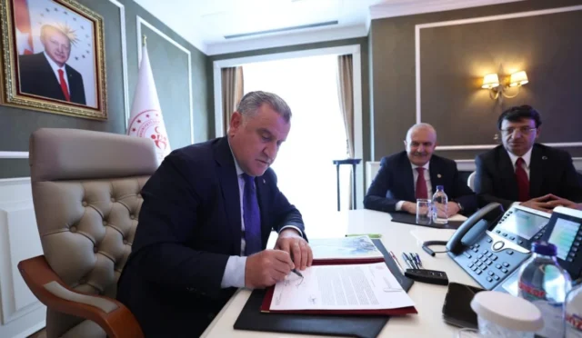 Van'a yapılacak 20 bin kişilik yeni stadyum ve yaşam kompleksi projesinin imza töreninden genel görünüm