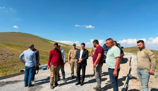 Digor Kaymakamı Abdulkadir Zengin, devam eden beton yol çalışmalarını yerinde inceliyor.