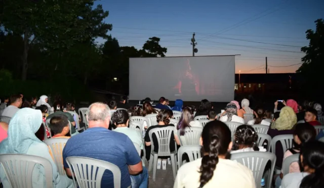 Beypazarı'nda açık havada sinema gösterimi yapılıyor