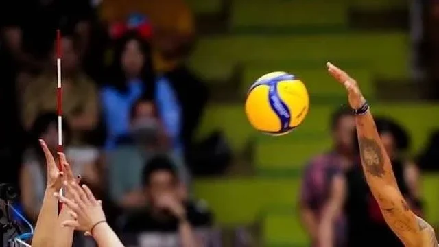Filenin Sultanları'nın VNL'de Kanada'yı yenerek yarı finale yükseldiği anı gösteren görsel.