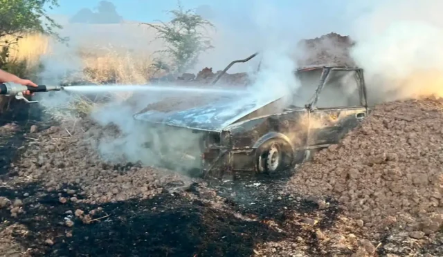 Güdül'de park halindeki bir aracın alev aldığı ve itfaiye ekiplerinin müdahale ettiği olay