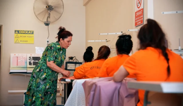 ETSO tarafından kadın hükümlülere verilen mesleki eğitimler sonrası üretilen tekstil ürünleri