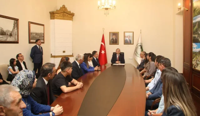 Vali Ziya Polat, YKS ve LGS'de dereceye giren öğrencileri makamında ağırladı.