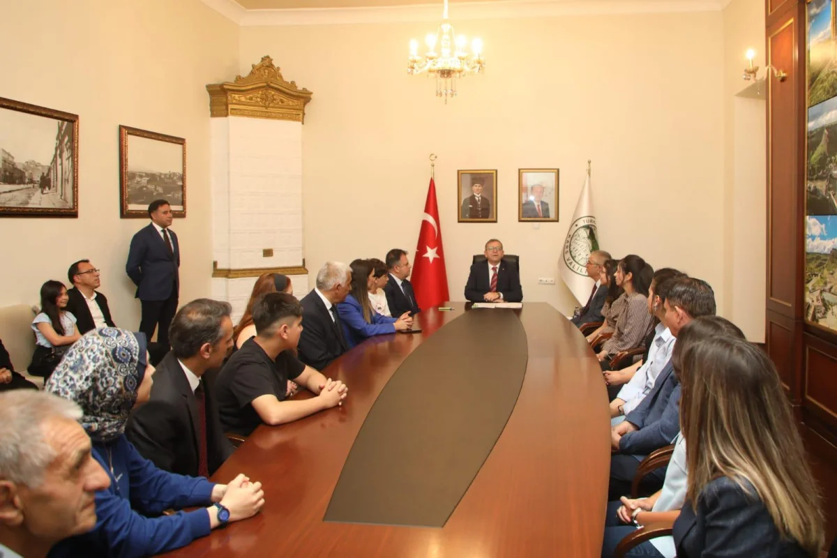 Vali Ziya Polat’tan YKS ve LGS Başarılarına Tam Destek: Şampiyon Öğrencilerle Bir Araya Geldi