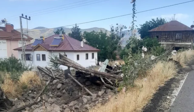 Beypazarı Uruş Mahallesi'nde metruk bir evin yıkımından görüntü