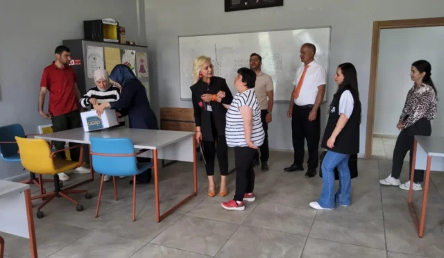 Kars'ta Açık Kapı Şube Müdürlüğü yetkilileri, Gündüz Engelli Yaşam Merkezi'ni ziyaret etti.