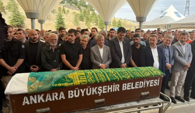 Eski Milletvekili Feramuz Üstün'ün eşi Betül Üstün'ün cenaze töreninden bir kesit