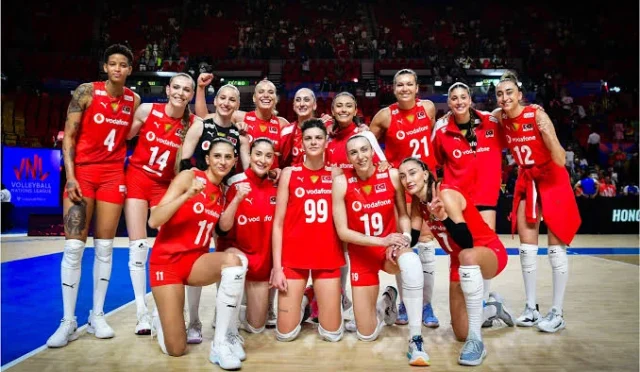 Filenin Sultanları voleybol milli takımı oyuncuları maç öncesi seremoni sırasında