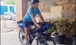 Polonyalı bisikletli gezgin Damian Kokot, Beypazarı'nda tarihi bir yapının önünde bisikletiyle poz veriyor.