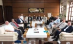 TİMBİR heyeti ve Çorum Belediye Başkanı Aşgın dijital habercilik ve şehir vizyonu üzerine görüşüyor.