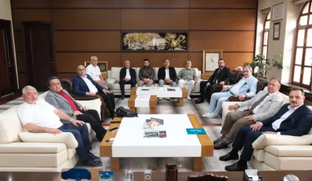TİMBİR heyeti ve Çorum Belediye Başkanı Aşgın dijital habercilik ve şehir vizyonu üzerine görüşüyor.