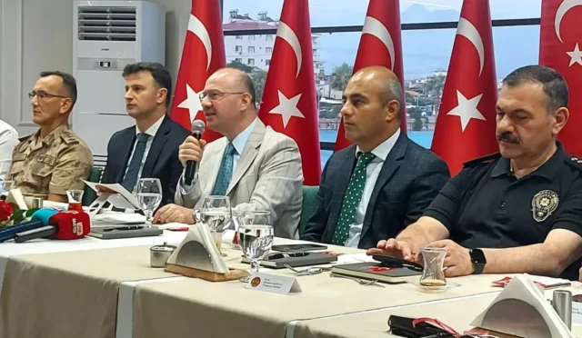 Osmaniye Valisi Mehmet Fatih Serdengeçti, basın mensuplarıyla bir araya gelerek şehir yatırımları ve çalışmaları hakkında bilgi verdi.