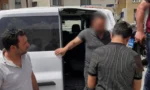 Erzurum'da elinde satırla çatıda polise direnen firari hükümlünün polise teslim olduğu an.