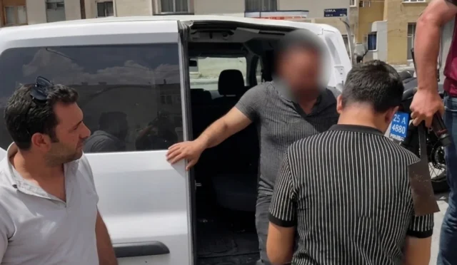 Erzurum'da elinde satırla çatıda polise direnen firari hükümlünün polise teslim olduğu an.