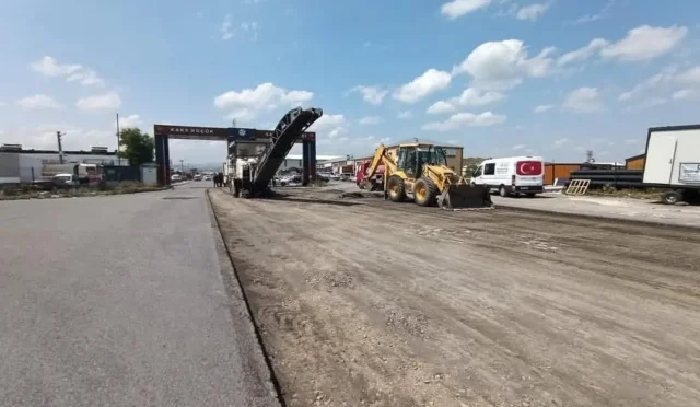 Kars Organize Sanayi Bölgesi'nde sıcak asfalt yol yapım çalışmaları