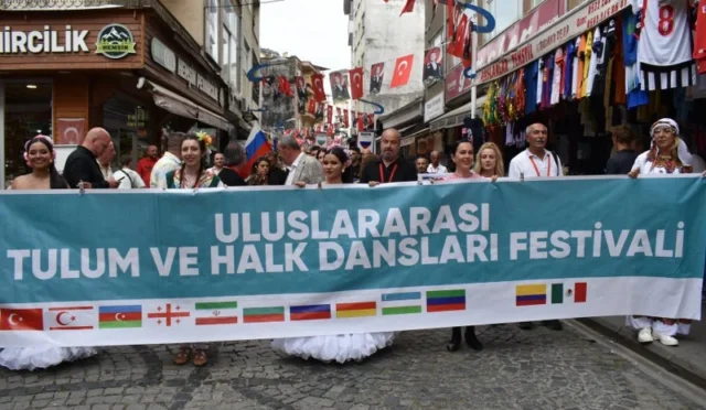 Rize Pazar'da 15. Tulum ve Halk Oyunları Festivali'nden renkli görüntüler