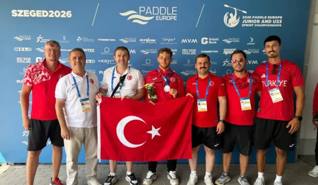 Türk kano milli takımı sporcuları Avrupa Şampiyonası'nda kazandıkları madalyalarla gururla poz veriyor.