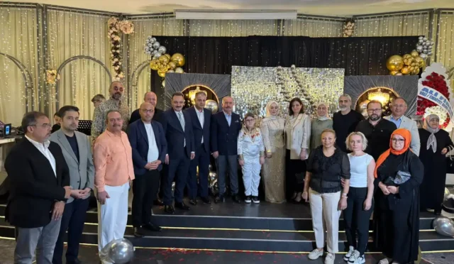 Gazeteci Cengiz Aksan'ın oğlu İsmet Akif'in sünnet düğününde çekilmiş bir aile fotoğrafı.