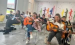 Gençler GSB Kültür ve Sanat Okulları'nda gitar kursunda ders alıyor