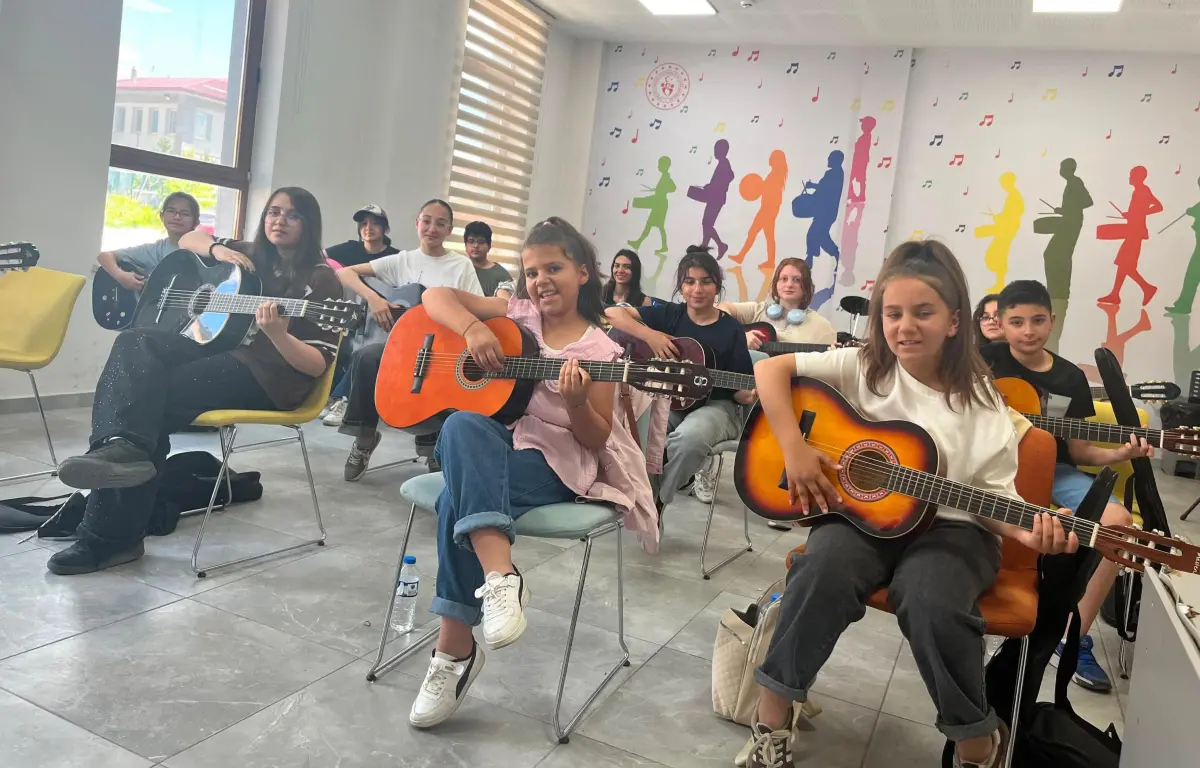 GSB Kültür ve Sanat Okulları’nda Gitar Kursları Gençlerin Sanatsal Gelişimine Katkı Sağlıyor