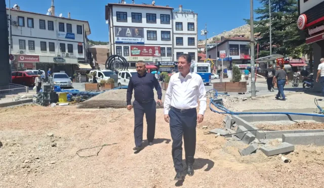 Beypazarı Belediye Başkanı Tuncer Kasap, Bankalar Caddesi'ndeki yenileme çalışmalarını inceliyor.