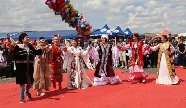 Kırıkkale'de düzenlenen 6. Geleneksel Yörük Türkmen Şenliği'nde Türk dünyasından kültür temsilcileri bir araya geldi.